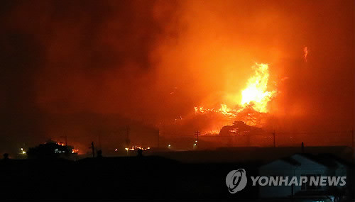 ▲ 울산시 울주군 상북면 능곡마을 뒷산 능선을 타고 민가로 번지고 있다.ⓒ연합뉴스