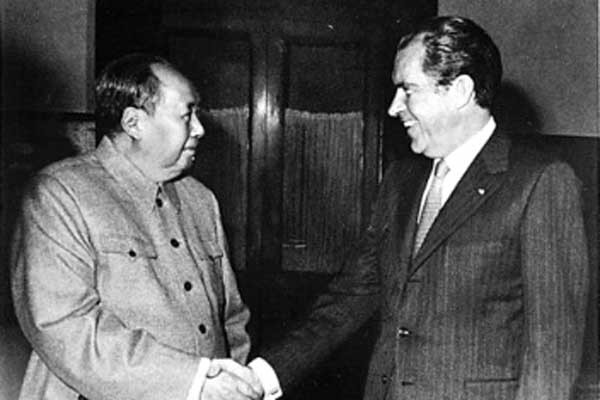 ▲ 마오쩌둥과 만난 닉슨 美대통령. 이들은 공식적으로 수교하기 전에도 만남을 가졌다.