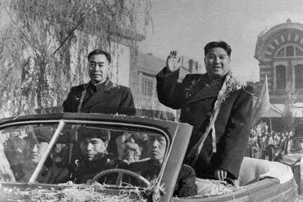 ▲ 중국을 방문한 김일성이 저우언라이와 함께 카퍼레이드를 벌이고 있다. 김일성은 저우언라이, 마오쩌둥과 오랜 친분을 갖고 있었다.