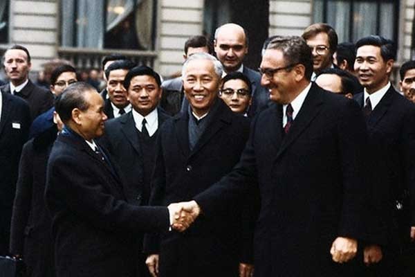▲ 닉슨 대통령은 국내 여론에 밀려 베트남 전쟁에서 발을 뺀다. 이를 위해 키신저를 보내 파리협정을 맺는다. 키신저는 이 협정으로 노벨평화상을 받는다.