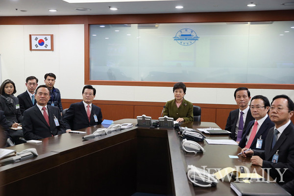 ▲ 박근혜 대통령은 11일 첫 국무회의를 주재한다. 지난달 25일 취임과 동시에 새 정부가 출범한 지 15일 만이다.  ⓒ 뉴데일리 (청와대 제공)
