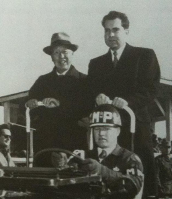 ▲ 휴전직후 방한한 닉슨 부통령과 의장대를 사열하며 담소하는 이승만 대통령.(1953.11.13)