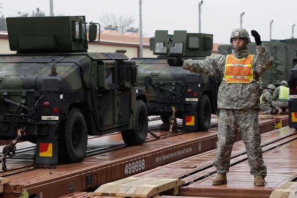 ▲ 2012년 키 리졸브 훈련 당시 장비를 하역하는 미군들.