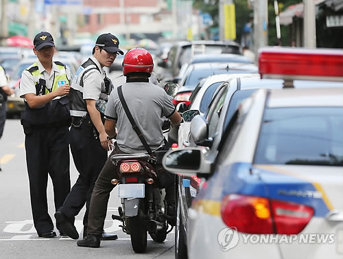 ▲ 단속 중인 경찰관들(자료사진).ⓒ 연합뉴스