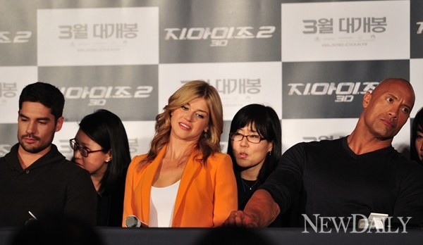 ▲ 동시통역에 귀를 귀울이는 배우들 ⓒ 정상윤