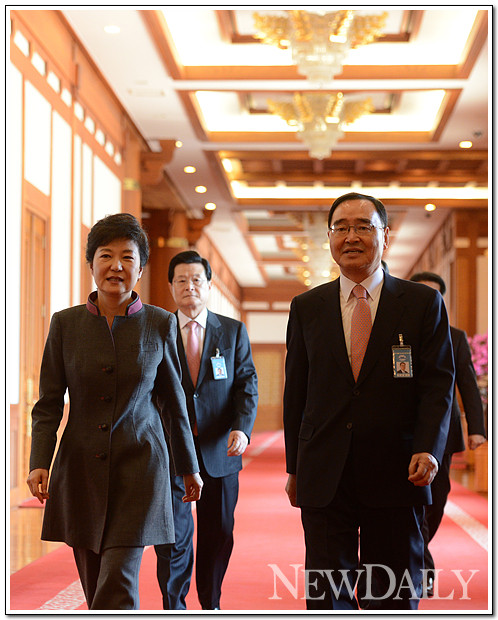 ▲ 11일 박근혜 대통령이 정홍원 국무총리와 국무회의장으로 입장하고 있다. ⓒ 뉴데일리