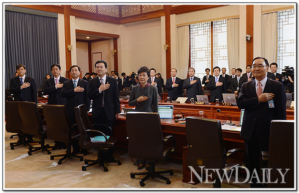 ▲ 국무회의 시작 전 국기에 대한 경례를 하는 박 대통령 ⓒ 뉴데일리