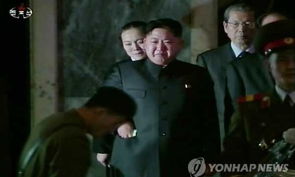 ▲ 김정일 장례식에서 질질 짜는 김정은. 비자금이 밝혀지면 또 한 번 짤 듯 하다.[사진: 연합뉴스]