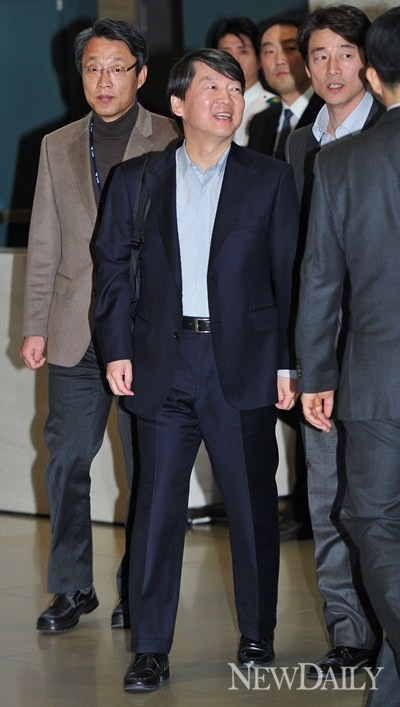 ▲ 입국하는 안철수 전 교수 ⓒ 정상윤