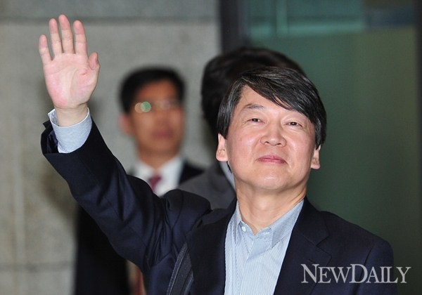 ▲ 입국하는 안철수 전 교수 ⓒ 정상윤