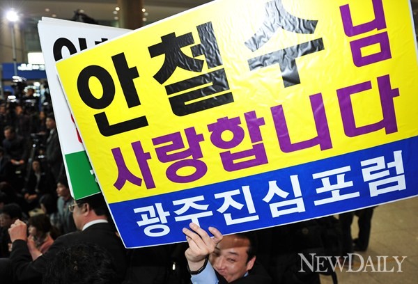 ▲ 안철수 전 교수를 취재하기 위해 모인 취재원들과 지지자들 ⓒ 정상윤