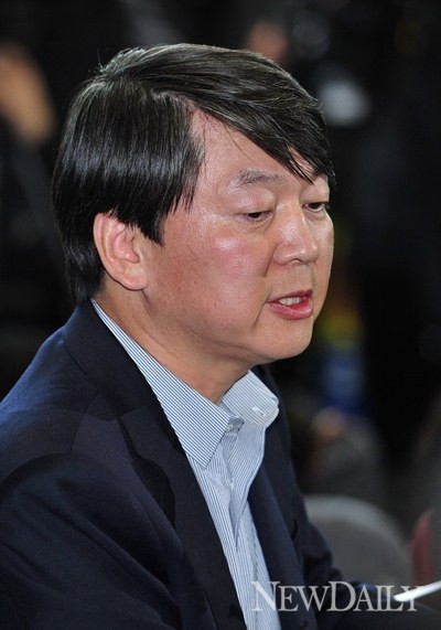 ▲ 귀국 기자회견을 경청하는 시민 ⓒ 정상윤