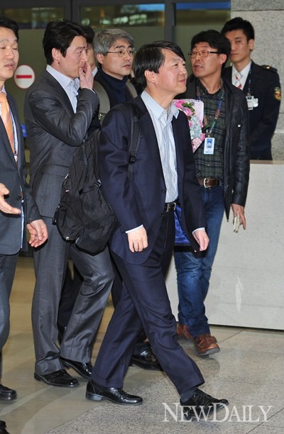 ▲ 입국하는 안철수 전 교수 ⓒ 정상윤