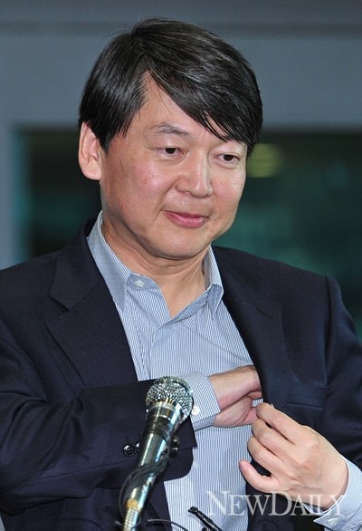 ▲ 대국민 메시지를 꺼내는 안철수 전 교수 ⓒ 정상윤