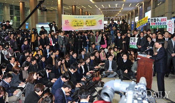 ▲ 안철수 전 교수를 취재하기 위해 모인 취재원들과 지지자들 ⓒ 정상윤