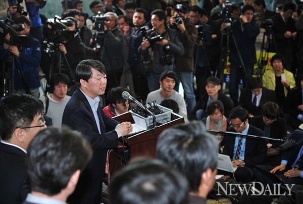 ▲ 안철수 전 교수를 취재하기 위해 모인 취재원들과 지지자들 ⓒ 정상윤