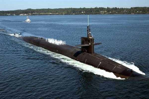 ▲ 미군이 훈련 뒤에도 한동안 한반도에 배치하기로 한 오하이오급 핵추진 전략탄도탄 탑재 잠수함. 위에 보이는 게 사람이다.
