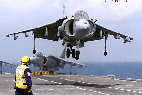 ▲ 美해병대의 강습상륙함에 실려 있는 AV-8B 해리어가 수직이착륙 중이다. 이 전투기는 포클랜드 전쟁에서 승리를 이끈 주역이기도 하다.