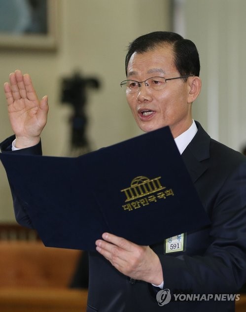 ▲ 김병관 국방장관 내정자가 지난 8일 오전 국회에서 열린 인사청문회에 출석해 선서를 하고 있다. ⓒ연합뉴스