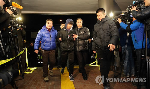 ▲ ⓒ지난달 13일 '층간소음 갈등'으로 이웃을 살해한 뒤 도주한 김모씨가 수원시 영통구에서 검거돼 서울 중랑경찰서로 들어오고 있다.