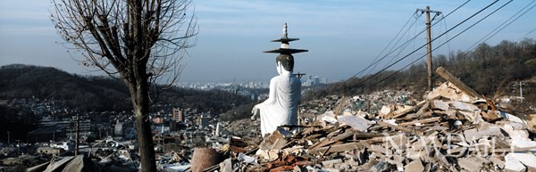▲ 서울..간격의 사회-폐허 속 부처, C-Print, 2003 ⓒ 박진영