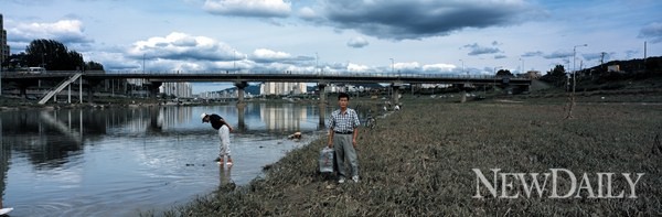 ▲ 아르바이트-한 달 평균 120만원 버는 K모씨, C-Print, 2003 ⓒ 박진영