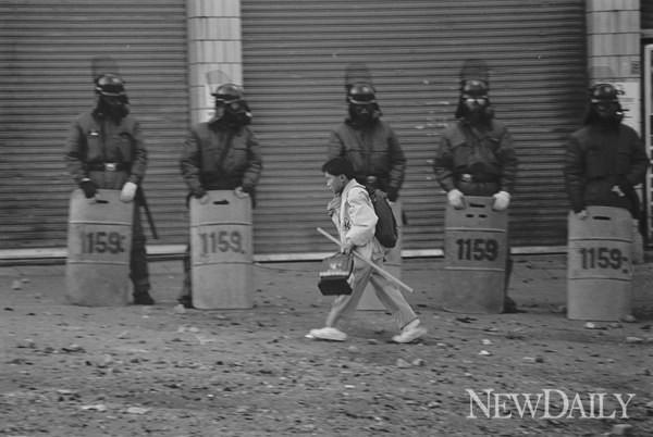 ▲ 386세대-눈물의 하교 길, Gelatin Silver Print, 1992 ⓒ 박진영