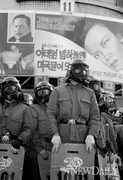 ▲ 386세대-원천봉쇄, Gelatin Silver Print, 1991 ⓒ 박진영