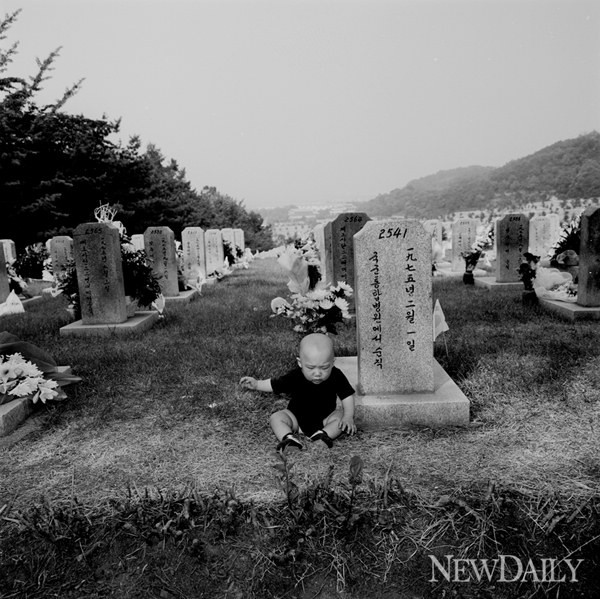 ▲ 서울서 버티기-첫 돌을 맞아 할아버지를 찾은 아기, Gelatin Silver Print, 2001 ⓒ 박진영