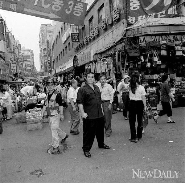▲ 서울서 버티기-어두운 과거를 접고 새 생활을 시작한 아저씨 , Gelatin Silver Print, 2001 ⓒ 박진영