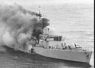 ▲ 아르헨티나에 공격받고 침몰하는 영국 셰필드 함.