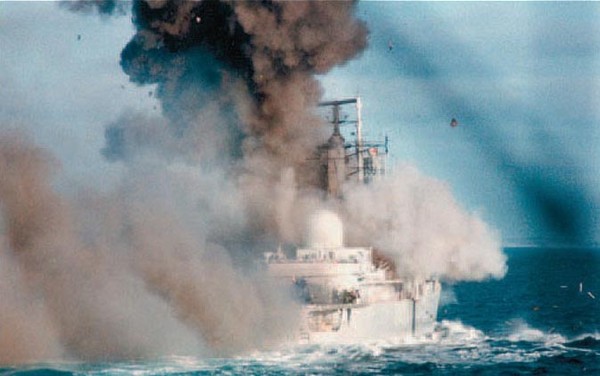 ▲ 영국군의 공격을 받고 침몰하는 아르헨티나 함정.