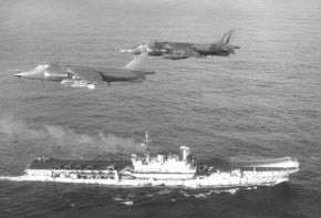 ▲ 포클랜드에 출동한 영국함모와 공군기.