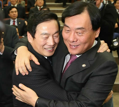 ▲ 민주통합당 박기춘 원내대표와 나꼼수 멤버 정봉주 전 의원이 얼싸안고 있는 모습. ⓒ연합뉴스