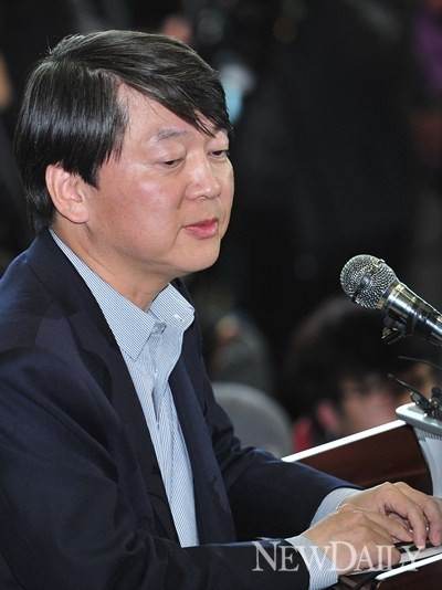 ▲ 지난 11일 안철수 전 교수가 귀국 현장에서 서울 노원병 보궐선거 출마를 선언하고 있다ⓒ정상윤