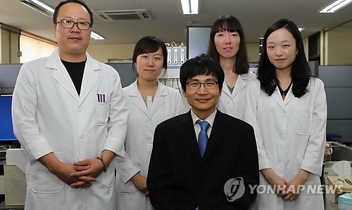 ▲ 농촌진흥청 차세대 바이오그린21사업을 통해 주름 개선 기능이 탁월해 화장품 원료로 각광받고 있는 '레티놀'(Retinol)을 미생물로 대량 생산할 수 있는 기술을 개발한 국립경상대 김선원(양복) 교수 연구팀. 2013.3.14 ⓒ 연합뉴스
