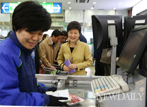 ▲ 박근혜 대통령의 지갑은 국내 누비공예품인 ‘소산당’ 제품으로 확인됐다. ⓒ 뉴데일리(청와대 제공)