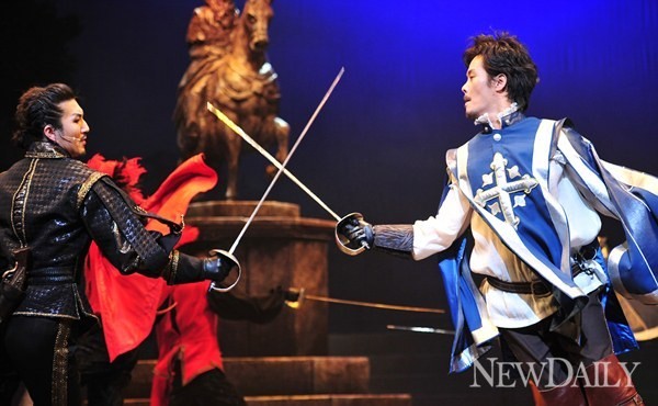 ▲ 쥬샤크(김형균)와 아토스(남경주)의 대결ⓒ정상윤 기자