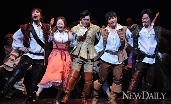 ▲ 축배를 들고 자축하는 삼총사와 달타냥, 콘스탄스ⓒ정상윤 기자