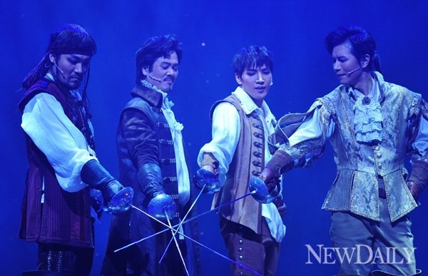 ▲ 결의를 다지는 달타냥과 삼총사ⓒ정상윤 기자