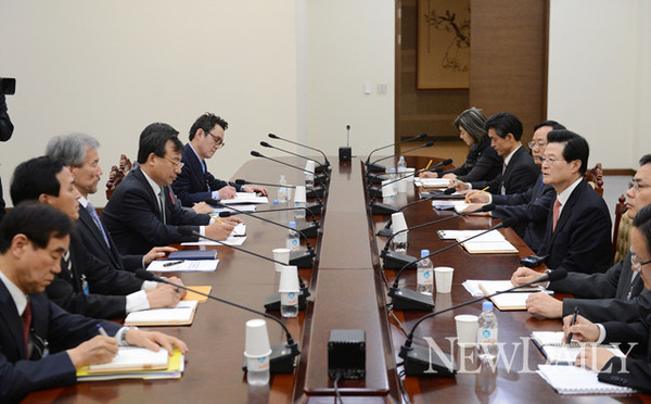 ▲ 박근혜 정부 첫 장·차관 국정토론회가 16일 오후 정부서울청사에서 열린다. 사진은 청와대 수석비서관회의. ⓒ 뉴데일리 (청와대 제공)