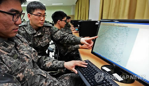 ▲ 수원 대항군 전쟁수행모의본부에서 한미 연합군이 통신시스템과 네트워크 등을 활용해 과제를 수행하는 훈련을 하고 있다ⓒ연합뉴스