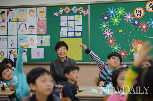 ▲ 박근혜 대통령은 15일 새 정부의 교육철학으로 '학교폭력 제로', '꿈과 끼가 자라는 교실'을 제시했다. ⓒ 청와대 제공