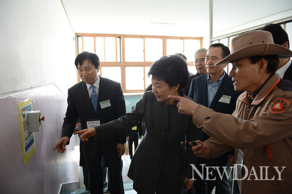▲ 박근혜 대통령은 15일 새 정부의 교육철학으로 '학교폭력 제로', '꿈과 끼가 자라는 교실'을 제시했다. ⓒ 청와대 제공