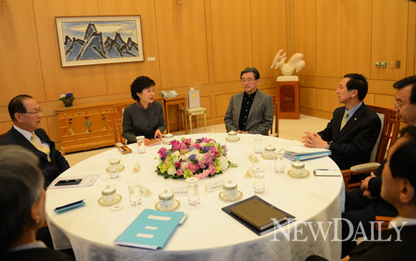 ▲ 15일 청와대에서 회동을 가진 박근혜 대통령과 여당지도부 인사, 청와대 수석비서관들.ⓒ청와대제공