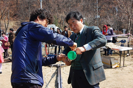 ▲ 신기전 발사를 준비하는 채연석 교수.  ⓒ2013 HelloDD.com