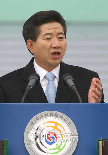 ▲ 13일 박근혜 대통령이 국가원로급 인사들을 청와대로 초청, 오찬을 함께 했다. 박 대통령 오른편에 앉은 사람이 이인호 전 러시아 대사. ⓒ 뉴데일리