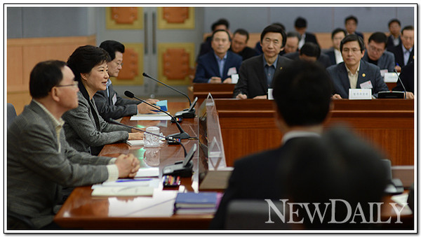 ▲ 박 대통령이 장차관 국정토론회에서 모두발언을 하는 모습 ⓒ 뉴데일리