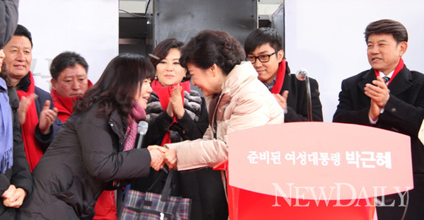 ▲ 지난 대선에서 박근혜 대통령을 선택한 유권자들 상당수가 4.24 노원병 재보선에서 새누리당 후보를 무조건 지지하지 않겠다는 뜻을 보였다. 사진은 지난 대선 당시 유세 중인 박근혜 대통령 후보. ⓒ 뉴데일리