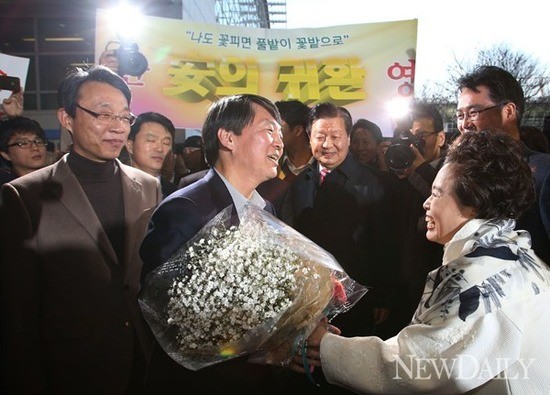 ▲ 지난 12일 서울 노원병 출마를 선언하며 귀국한 안철수 전 교수.  ⓒ 뉴데일리